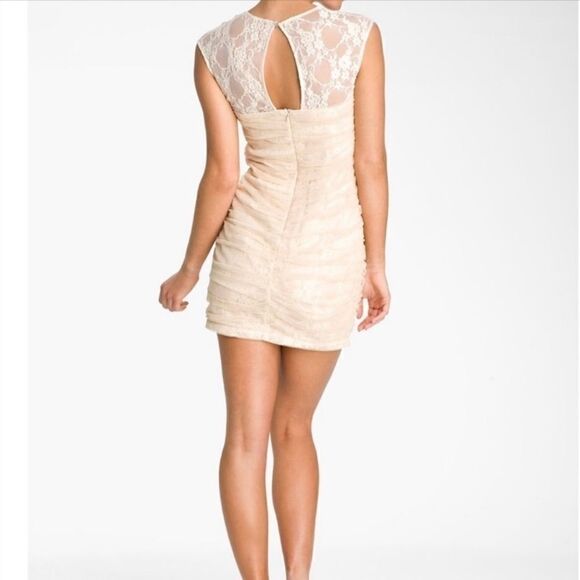 En Creme Lace Overlay Rouched Mini Dress NWT - Picture 2 of 12
